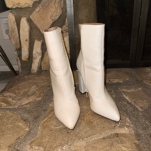 Pretty Little Thing Pointed White Boots Crocodile Textured - Picture 2 of 4